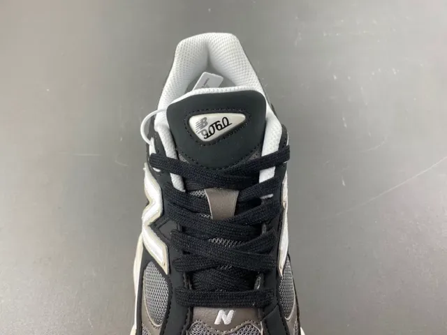 New Balance কালো ও ধূসর মাল্টি লেয়ার মিডসোল মেশ এবং সিন্থেটিক ওভারলে কনস্ট্রাকশন চাঙ্কি স্নিকার 6