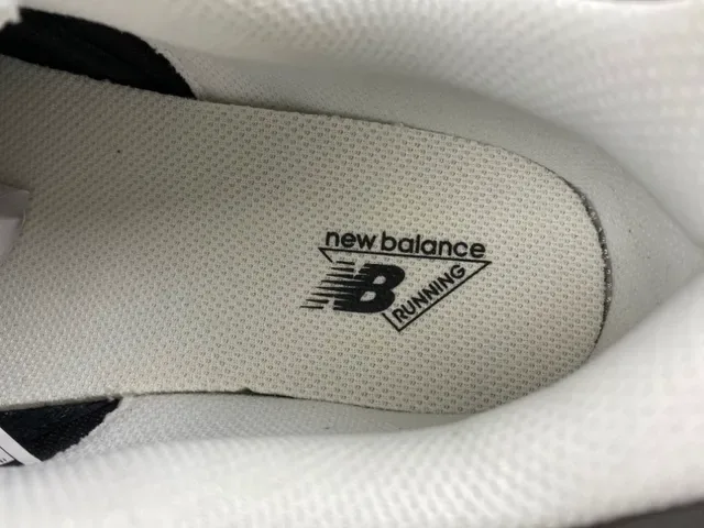 New Balance কালো ও ধূসর মাল্টি লেয়ার মিডসোল মেশ এবং সিন্থেটিক ওভারলে কনস্ট্রাকশন চাঙ্কি স্নিকার 7