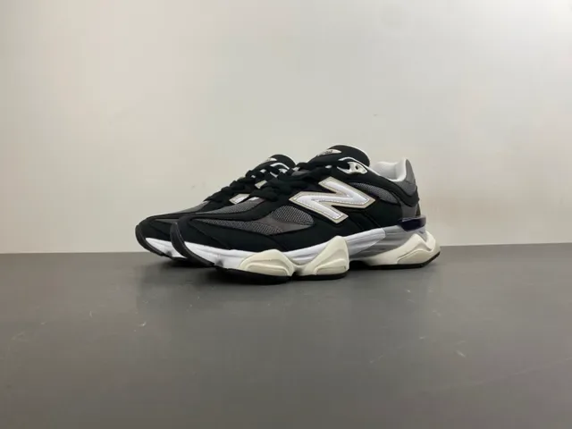 New Balance কালো ও ধূসর মাল্টি লেয়ার মিডসোল মেশ এবং সিন্থেটিক ওভারলে কনস্ট্রাকশন চাঙ্কি স্নিকার 10