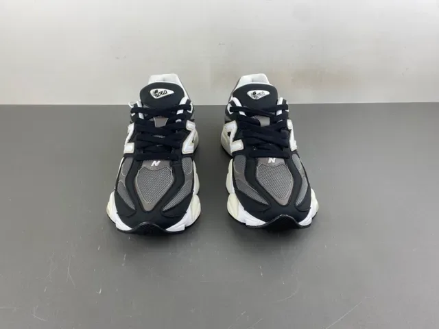 New Balance কালো ও ধূসর মাল্টি লেয়ার মিডসোল মেশ এবং সিন্থেটিক ওভারলে কনস্ট্রাকশন চাঙ্কি স্নিকার 11