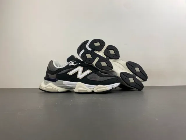 New Balance কালো ও ধূসর মাল্টি লেয়ার মিডসোল মেশ এবং সিন্থেটিক ওভারলে কনস্ট্রাকশন চাঙ্কি স্নিকার 12
