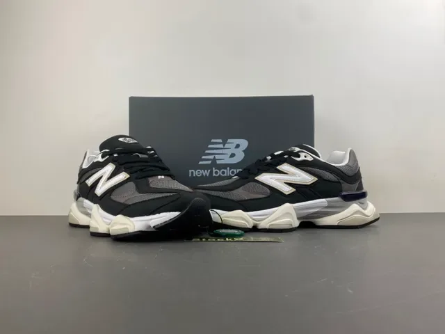 New Balance কালো ও ধূসর মাল্টি লেয়ার মিডসোল মেশ এবং সিন্থেটিক ওভারলে কনস্ট্রাকশন চাঙ্কি স্নিকার 13