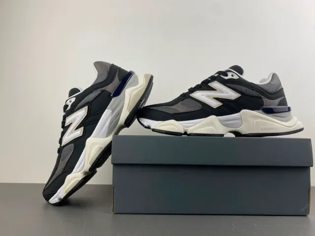 New Balance কালো ও ধূসর মাল্টি লেয়ার মিডসোল মেশ এবং সিন্থেটিক ওভারলে কনস্ট্রাকশন চাঙ্কি স্নিকার 14