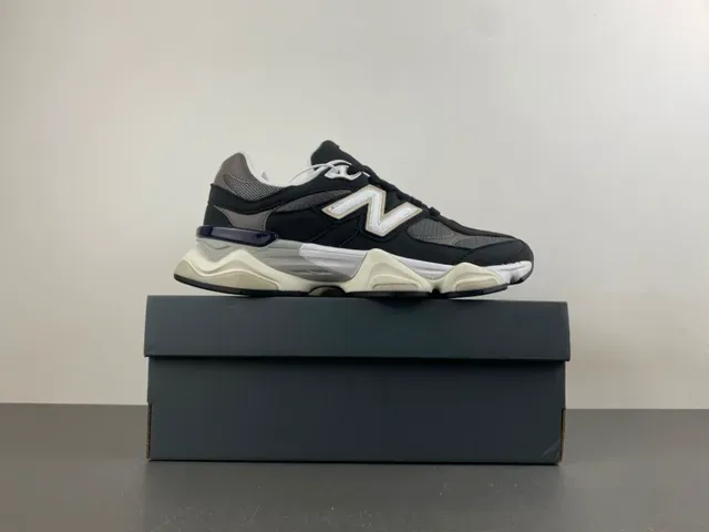 New Balance কালো ও ধূসর মাল্টি লেয়ার মিডসোল মেশ এবং সিন্থেটিক ওভারলে কনস্ট্রাকশন চাঙ্কি স্নিকার 15