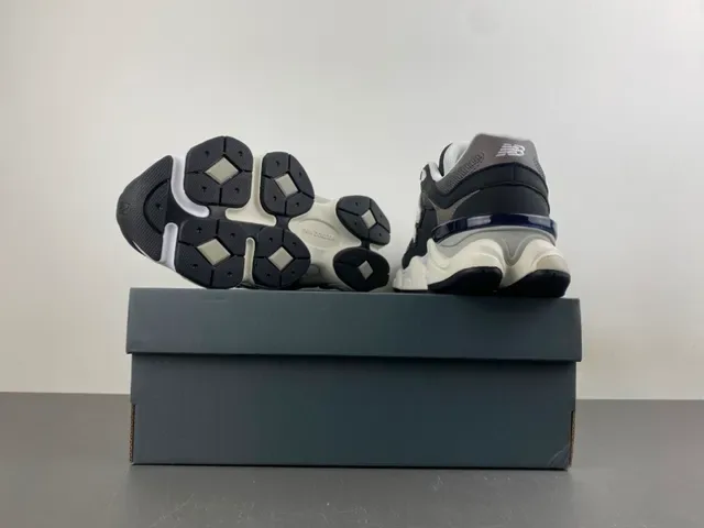 New Balance কালো ও ধূসর মাল্টি লেয়ার মিডসোল মেশ এবং সিন্থেটিক ওভারলে কনস্ট্রাকশন চাঙ্কি স্নিকার 16