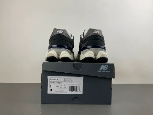 New Balance কালো ও ধূসর মাল্টি লেয়ার মিডসোল মেশ এবং সিন্থেটিক ওভারলে কনস্ট্রাকশন চাঙ্কি স্নিকার 17