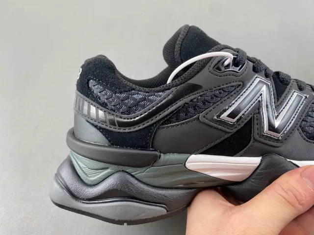 New Balance काला भूरा स्कल्प्टेड मिडसोल मेश एंड सिंथेटिक ओवरले कंस्ट्रक्शन चंकी स्नीकर 3