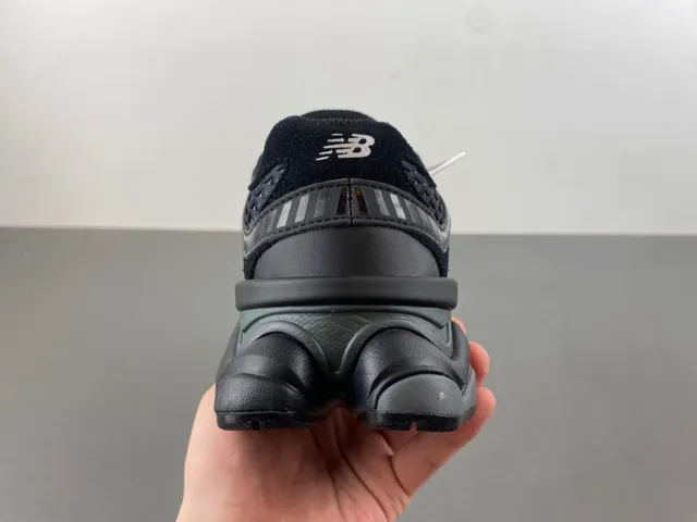 New Balance काला भूरा स्कल्प्टेड मिडसोल मेश एंड सिंथेटिक ओवरले कंस्ट्रक्शन चंकी स्नीकर 4