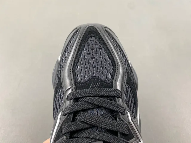 New Balance काला भूरा स्कल्प्टेड मिडसोल मेश एंड सिंथेटिक ओवरले कंस्ट्रक्शन चंकी स्नीकर 5