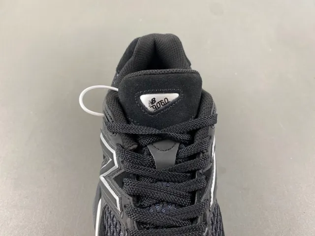 New Balance काला भूरा स्कल्प्टेड मिडसोल मेश एंड सिंथेटिक ओवरले कंस्ट्रक्शन चंकी स्नीकर 6