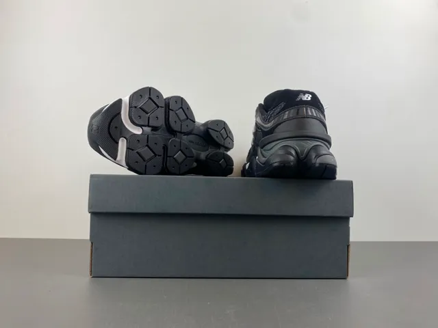 New Balance काला भूरा स्कल्प्टेड मिडसोल मेश एंड सिंथेटिक ओवरले कंस्ट्रक्शन चंकी स्नीकर 16