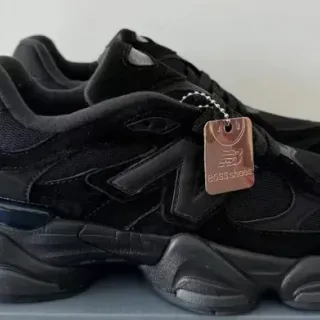 New Balance काली सोल चंकी स्नीकर
