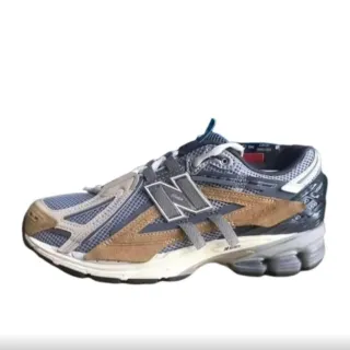 New Balance 灰棕色网面和麂皮拼接 Strap-Over-N N 标志细节 跑鞋