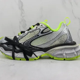 New Balance ग्रे ग्रीन नक्काशीदार मिडसोल जाली और सिंथेटिक ओवरले कंस्ट्रक्शन चंकी स्नीकर