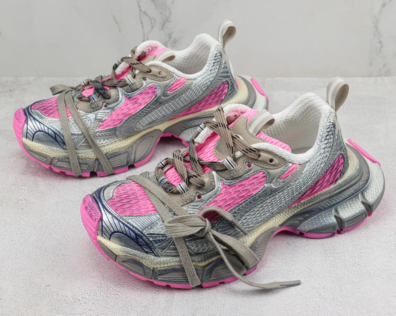 New Balance भूरा गुलाबी लेयर्ड सिंथेटिक-मेश अपर हनीकॉम्ब मिडसोल टेक्सचर चंकी स्नीकर 4