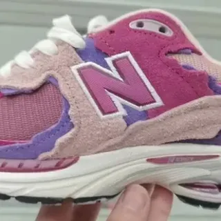 New Balance গোলাপী বেগুনী লেয়ার্ড মেশ এবং সুয়েড উপরের অংশ উন্মুক্ত কুশনিং পড লাইফস্টাইল স্নিকার্স