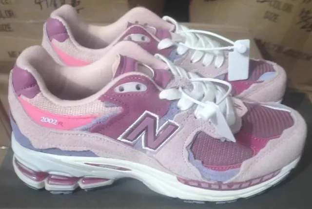 New Balance Tênis lifestyle com upper em mesh e couro de camurça rosa roxo com pods de amortecimento expostos 2