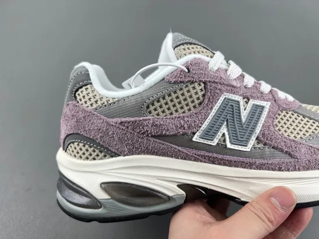 New Balance 紫色米色中底混合麂皮和网面鞋面厚底运动鞋 2