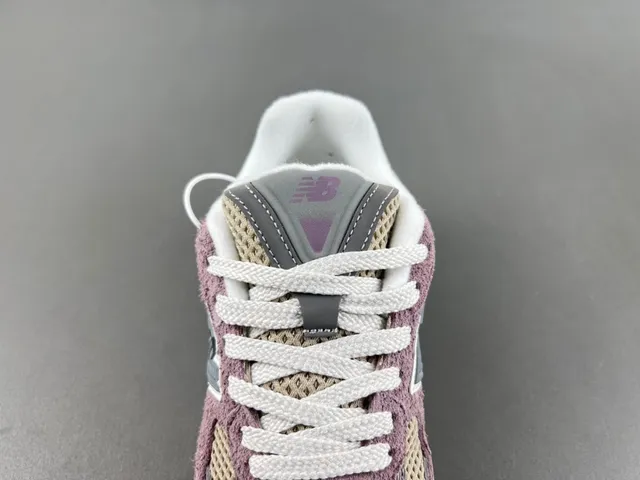 New Balance 紫色米色中底混合麂皮和网面鞋面厚底运动鞋 6