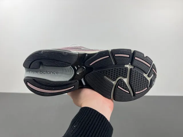 New Balance 紫色米色中底混合麂皮和网面鞋面厚底运动鞋 7