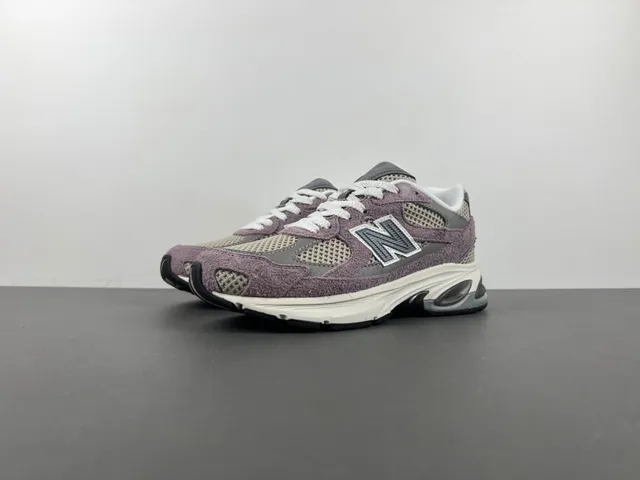 New Balance 紫色米色中底混合麂皮和网面鞋面厚底运动鞋 10