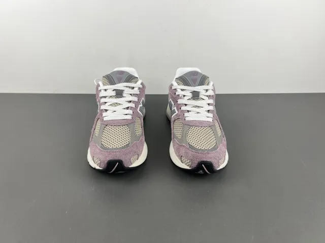 New Balance 紫色米色中底混合麂皮和网面鞋面厚底运动鞋 11