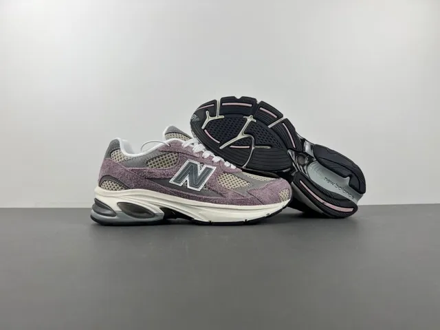 New Balance 紫色米色中底混合麂皮和网面鞋面厚底运动鞋 12
