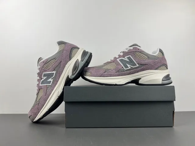 New Balance 紫色米色中底混合麂皮和网面鞋面厚底运动鞋 14