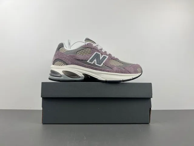 New Balance 紫色米色中底混合麂皮和网面鞋面厚底运动鞋 15