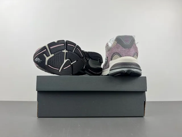 New Balance 紫色米色中底混合麂皮和网面鞋面厚底运动鞋 16