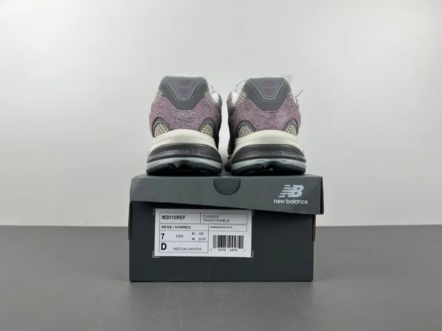 New Balance 紫色米色中底混合麂皮和网面鞋面厚底运动鞋 17