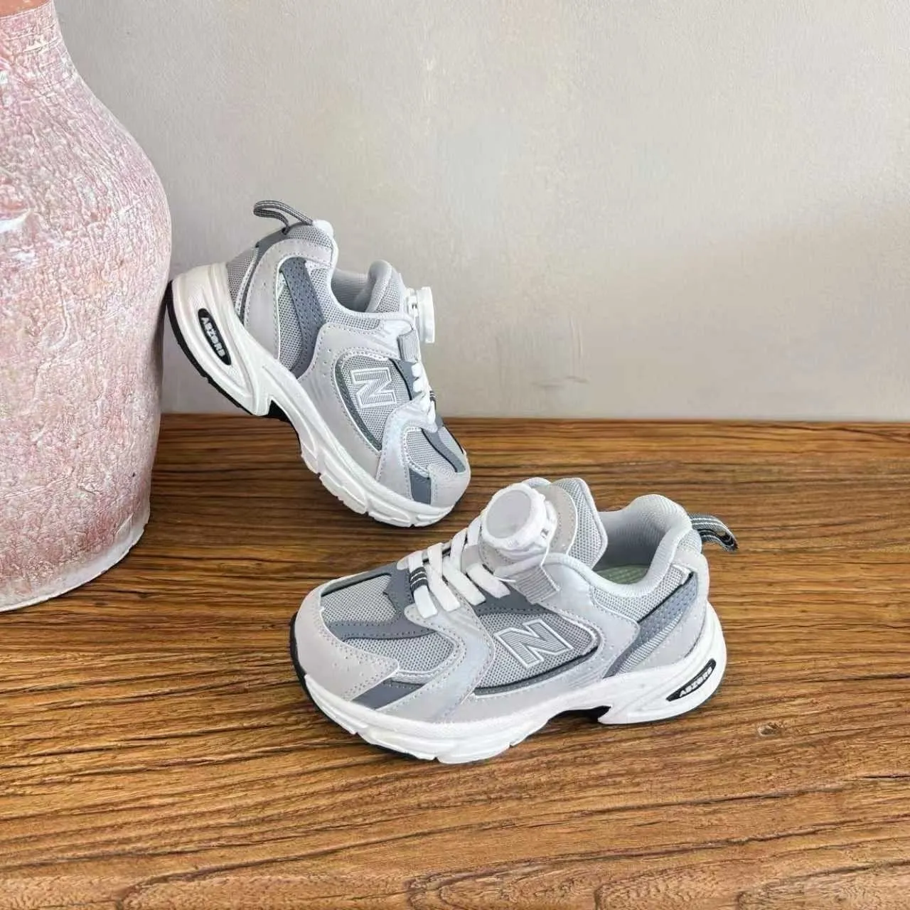 New Balance Chaussures chunky à silhouette blanche et verte, mesh et superpositions synthétiques 3