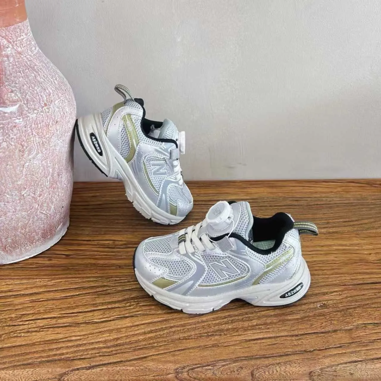 New Balance Chaussures chunky à silhouette blanche et verte, mesh et superpositions synthétiques 6