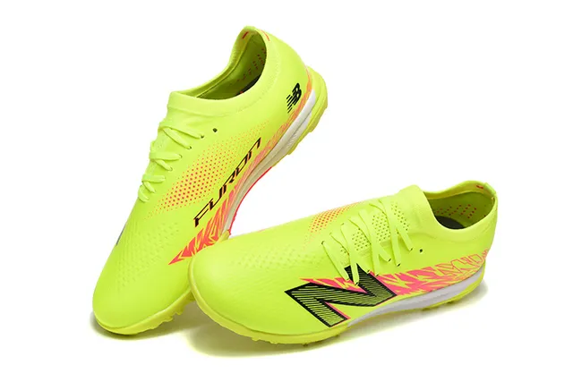New Balance Chaussures de football turf avec upper en knit jaune rose lacets asymétriques 2