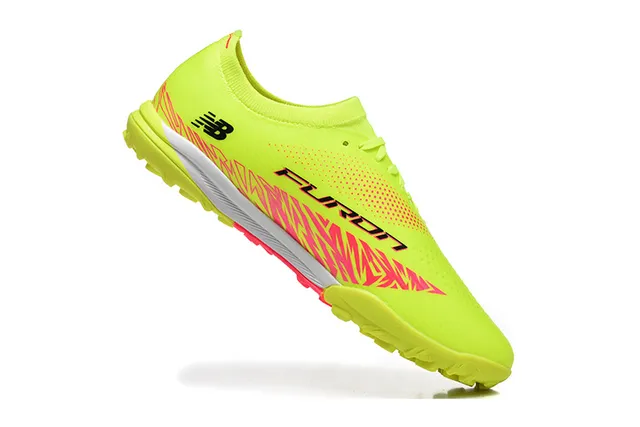 New Balance Chaussures de football turf avec upper en knit jaune rose lacets asymétriques 3