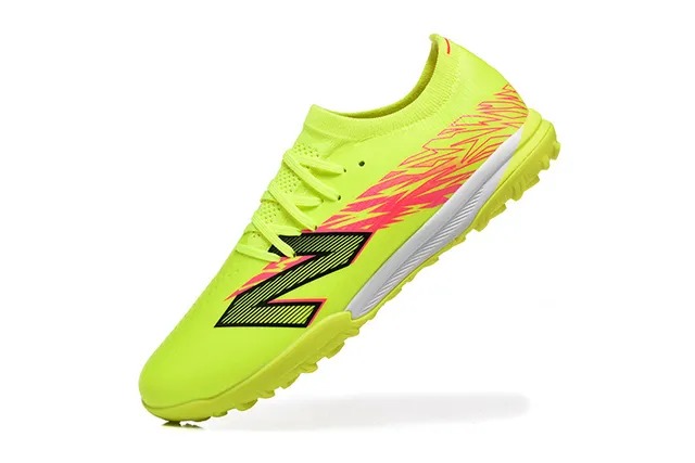 New Balance Chaussures de football turf avec upper en knit jaune rose lacets asymétriques 4