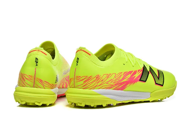 New Balance Chaussures de football turf avec upper en knit jaune rose lacets asymétriques 5
