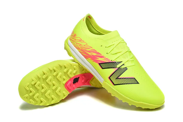 New Balance Chaussures de football turf avec upper en knit jaune rose lacets asymétriques 7