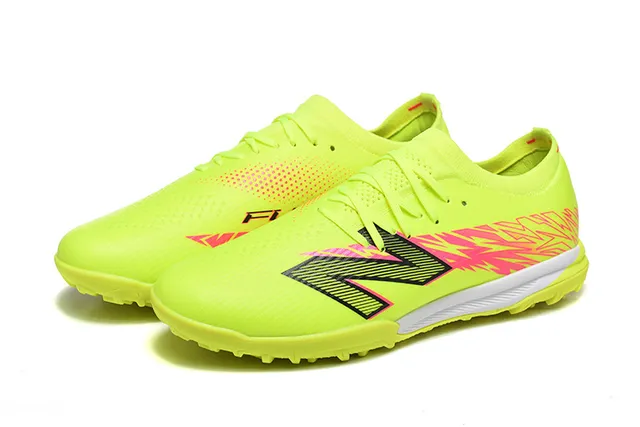 New Balance Chaussures de football turf avec upper en knit jaune rose lacets asymétriques 8