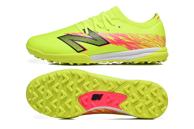 New Balance Chaussures de football turf avec upper en knit jaune rose lacets asymétriques 9