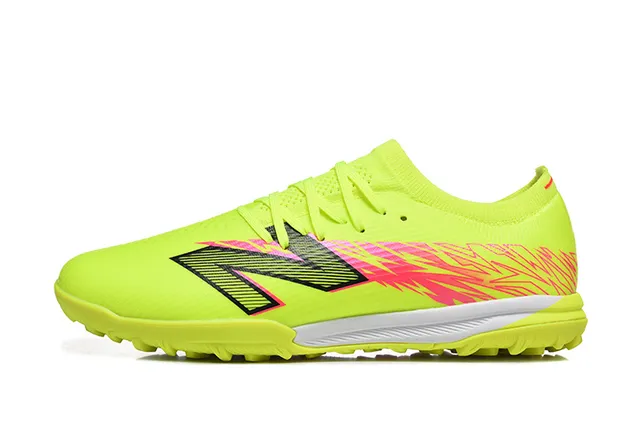 New Balance Chaussures de football turf avec upper en knit jaune rose lacets asymétriques 10