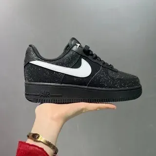 Nike Air Force 1 أسود أبيض لامع بنقاط أسلوب حياة أحذية رياضية