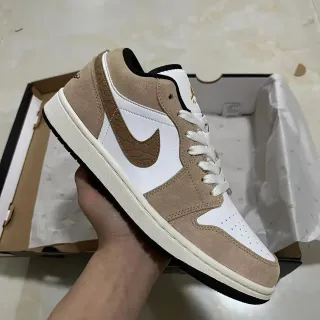 Nike Air Jordan 1 Low Beige and White أحذية نمط حياة