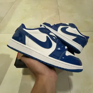 Nike Air Jordan 1 Low Tênis Lifestyle Couro Patent Azul e Branco