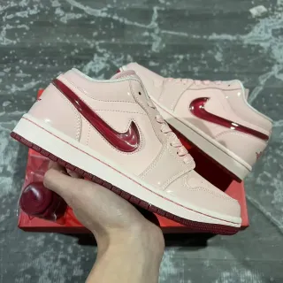 Nike Air Jordan 1 Low Baskets Lifestyle Rose et Rouge Brillantes