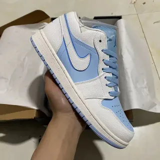 Nike Air Jordan 1 Low chaussures lifestyle blanches et bleu clair