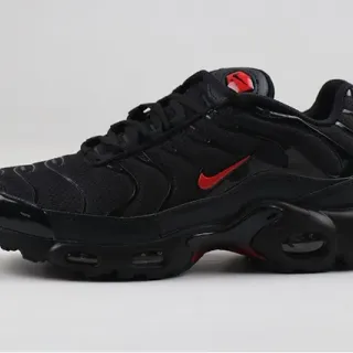 Nike Air Max Plus أحذية رياضية سوداء وحمراء لأسلوب الحياة