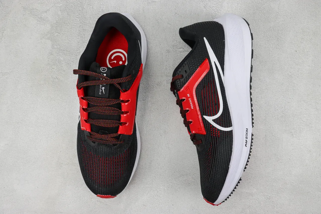 Nike Air Zoom Pegasus 40 Preto Vermelho Branco Tênis de Corrida 3