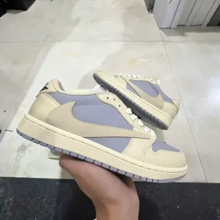 Nike حذاء رياضي بيجي رمادي بتصميم بانيلز مفككة ثنائي اللون