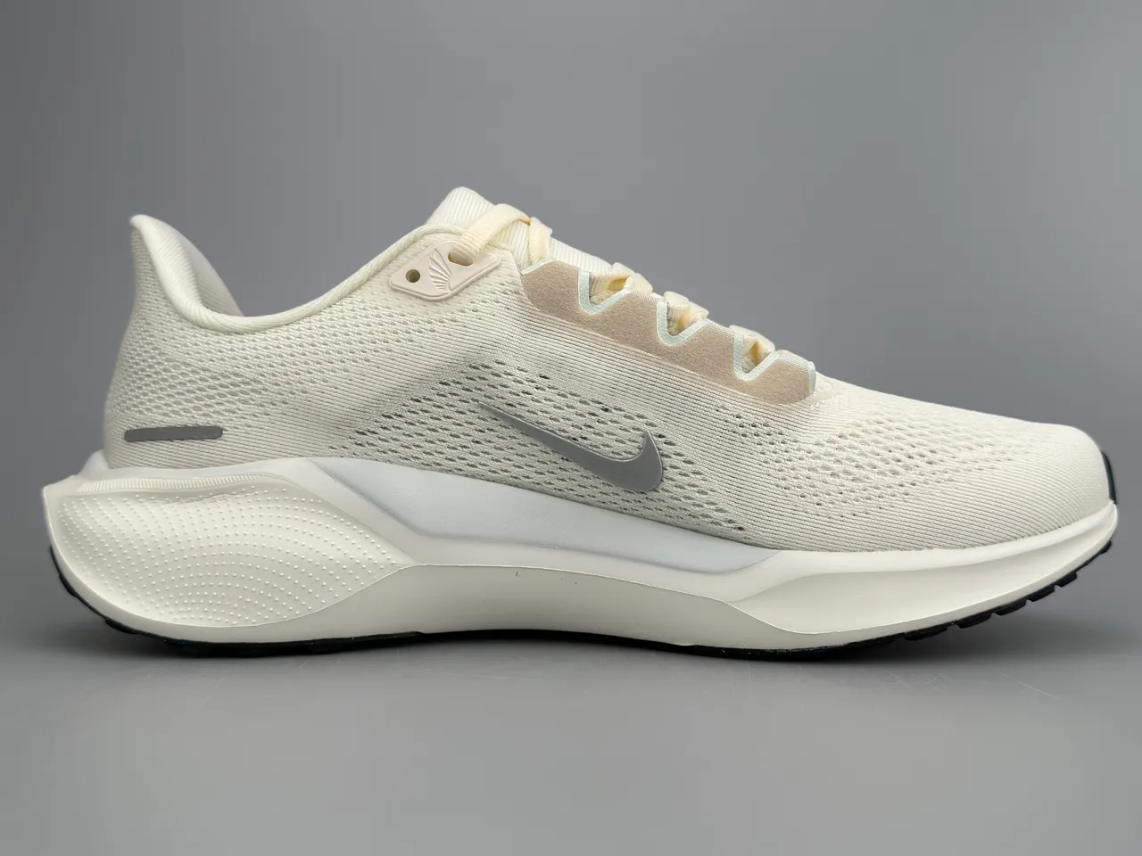 Nike Beige Gray Engineered Mesh Upper React Midsole Running Shoes 10